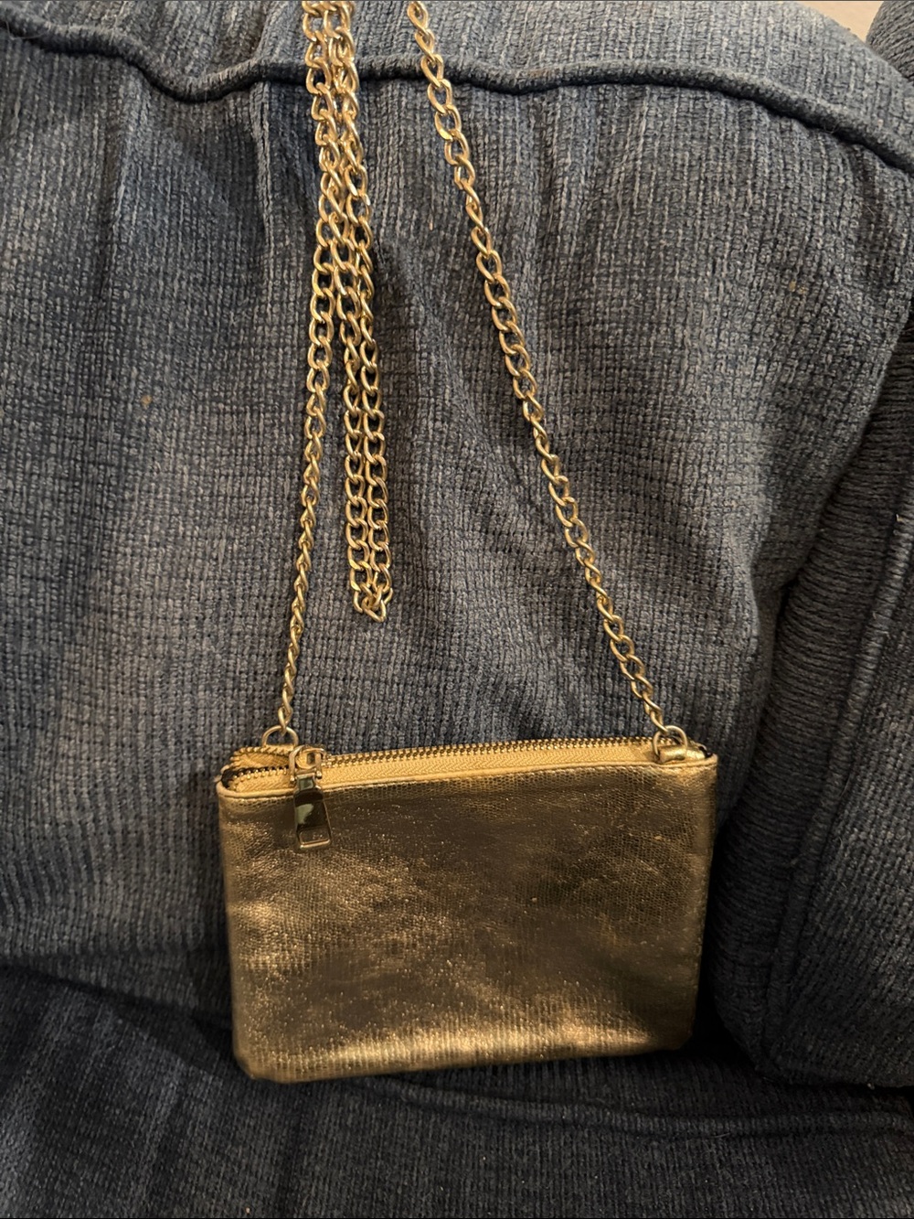 Elegant Metallic Gold Chain Crossbody Bag for Women - Picture 5 of 6